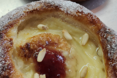 ensaimada-rellena-crema-pinones-coco